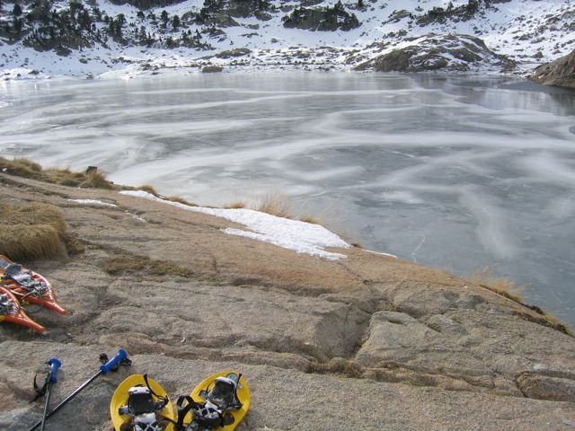 Schneeschuhe auf dem zugefrorenen See 